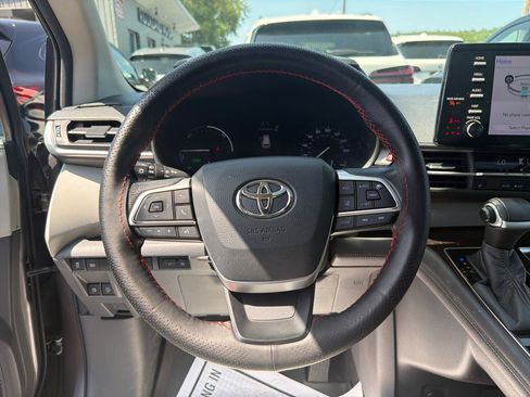 Used 2021 Toyota Sienna XLE FWD image 38