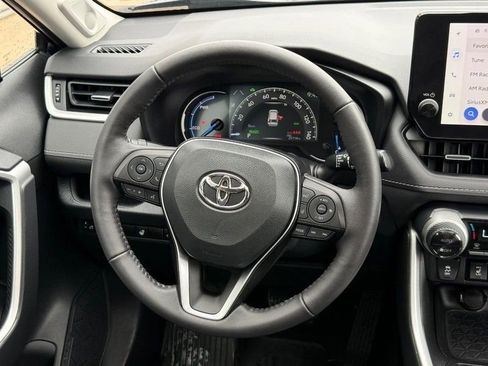 Used 2023 Toyota RAV4 XLE Premium image 14