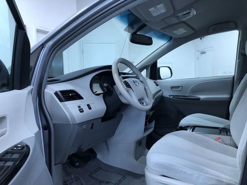 Used 2011 Toyota Sienna LE w/ Towing Pkg FWD image 11