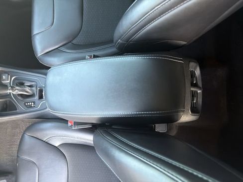 Used 2019 Jeep Cherokee Latitude Plus w/ Comfort/Convenience Group FWD image 25