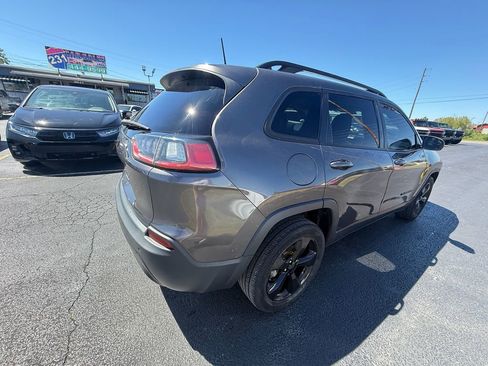 Used 2019 Jeep Cherokee Latitude Plus FWD image 3