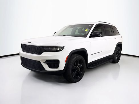 Used 2023 Jeep Grand Cherokee Altitude AWD/4WD image 3