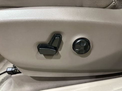 Used 2017 Chrysler Pacifica Touring-L w/ Tire & Wheel Group FWD image 15