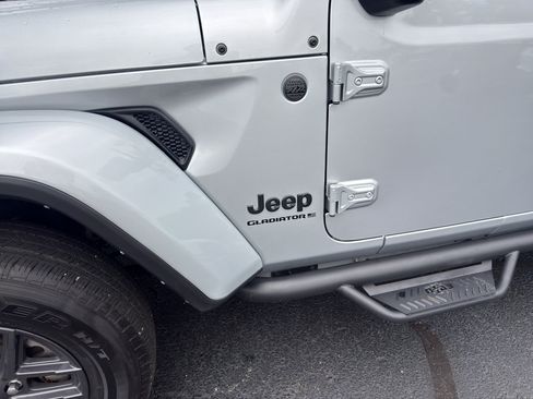 Used 2024 Jeep Gladiator Sport AWD/4WD image 10