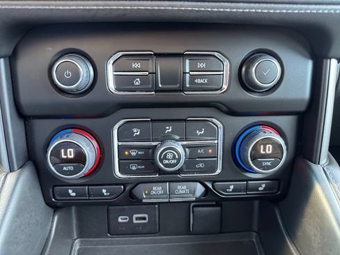 Certified 2022 Chevrolet Suburban Z71 w/ Luxury Package AWD/4WD image 18