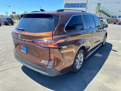 Used 2021 Toyota Sienna XLE FWD image 5