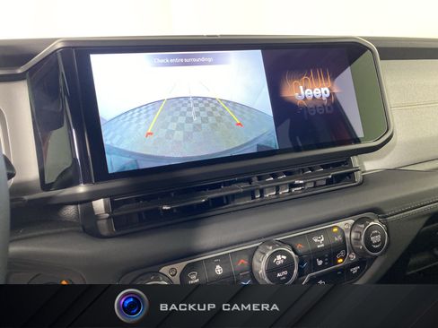 Used 2025 Jeep Wrangler Unlimited Sahara AWD/4WD image 4