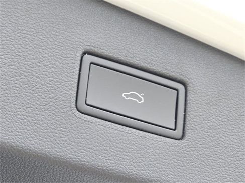 Used 2024 Volkswagen Tiguan SE image 14