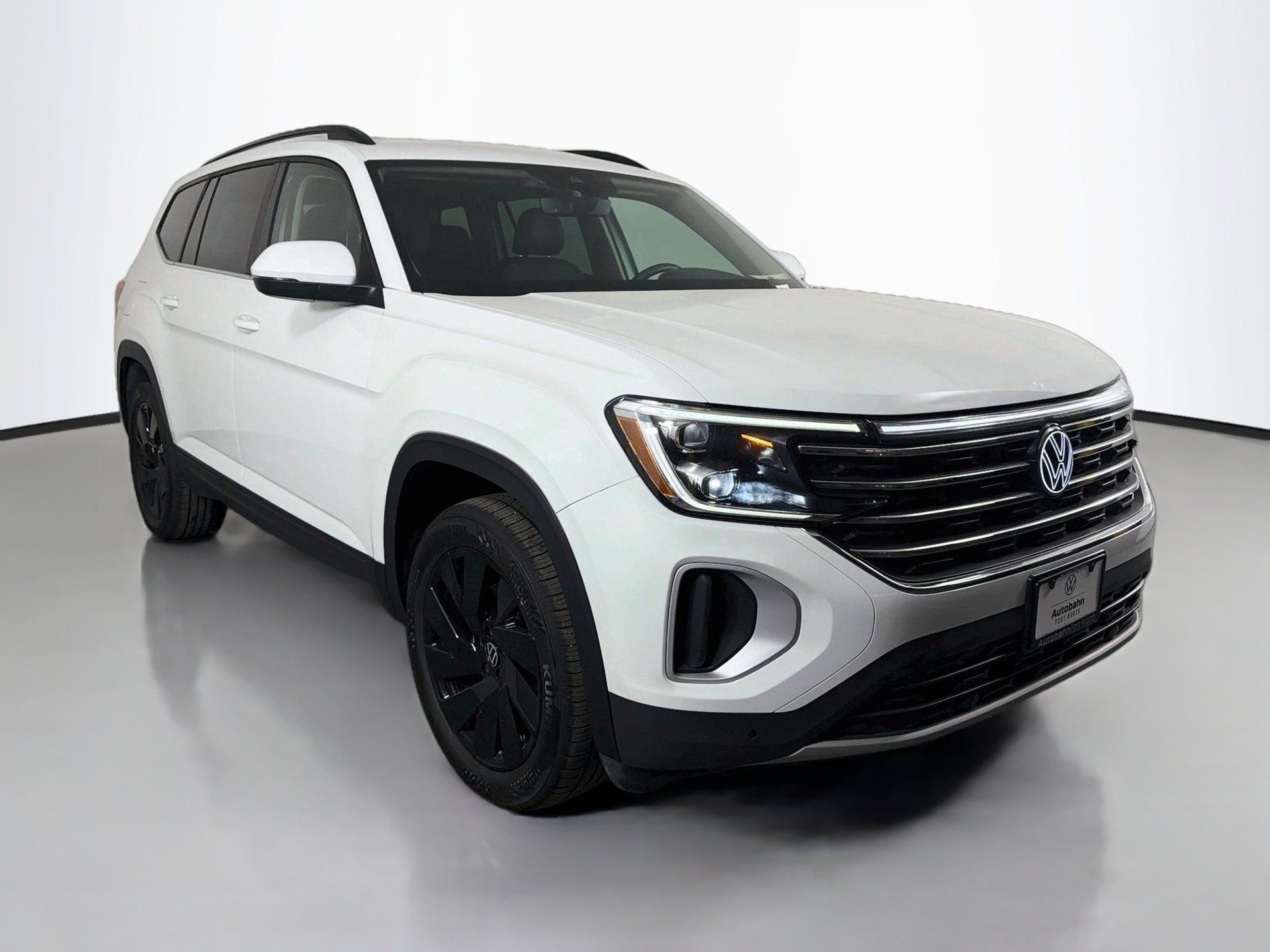 Used 2024 Volkswagen Atlas SE w/ Black Wheel Package FWD image 3