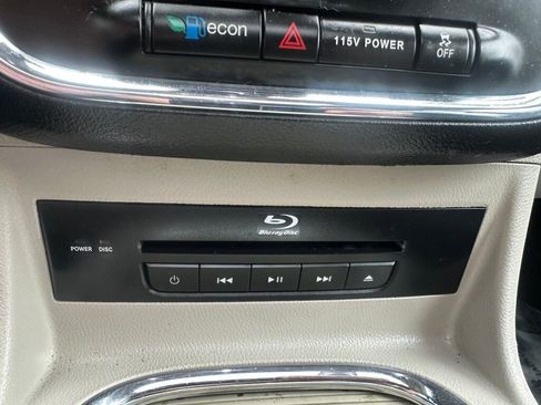 Used 2016 Chrysler Town & Country Limited FWD image 24