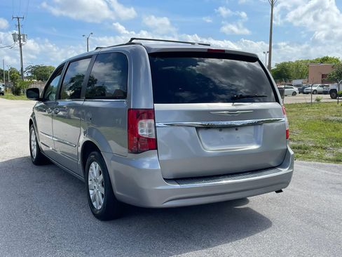 Used 2014 Chrysler Town & Country Touring FWD image 7