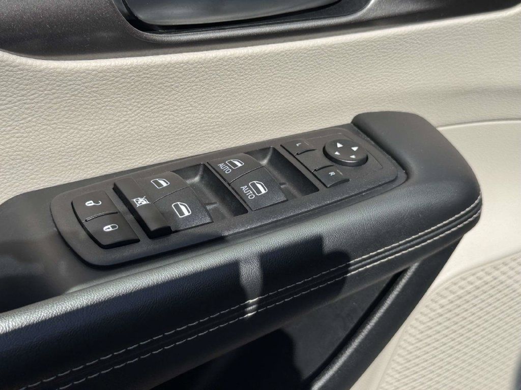 Used 2023 Chrysler Pacifica Touring-L FWD image 18