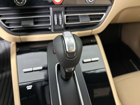 New 2026 Porsche Macan image 33