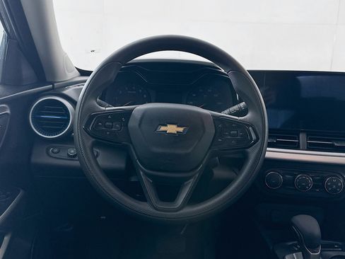 Used 2025 Chevrolet Trax LS image 17