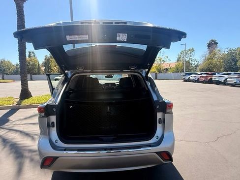 Used 2022 Toyota Highlander Platinum FWD image 9