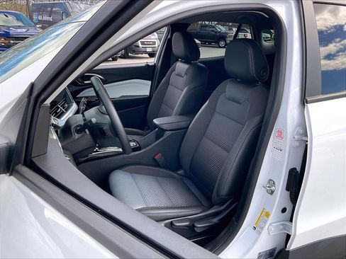 Used 2025 Chevrolet Trax LT w/ LT Convenience Package FWD image 9