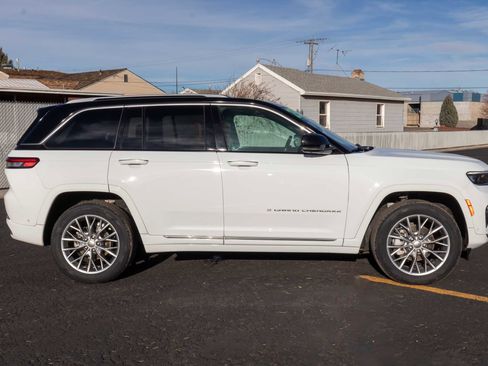 Used 2023 Jeep Grand Cherokee Summit AWD/4WD image 2