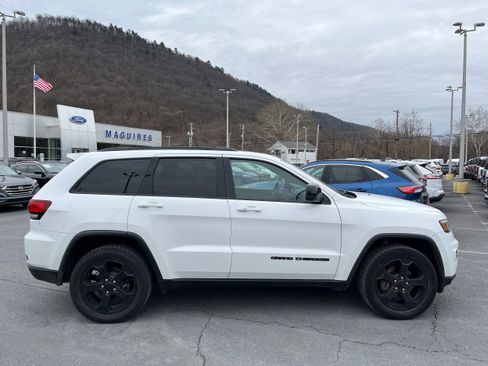 Used 2019 Jeep Grand Cherokee Laredo image 4