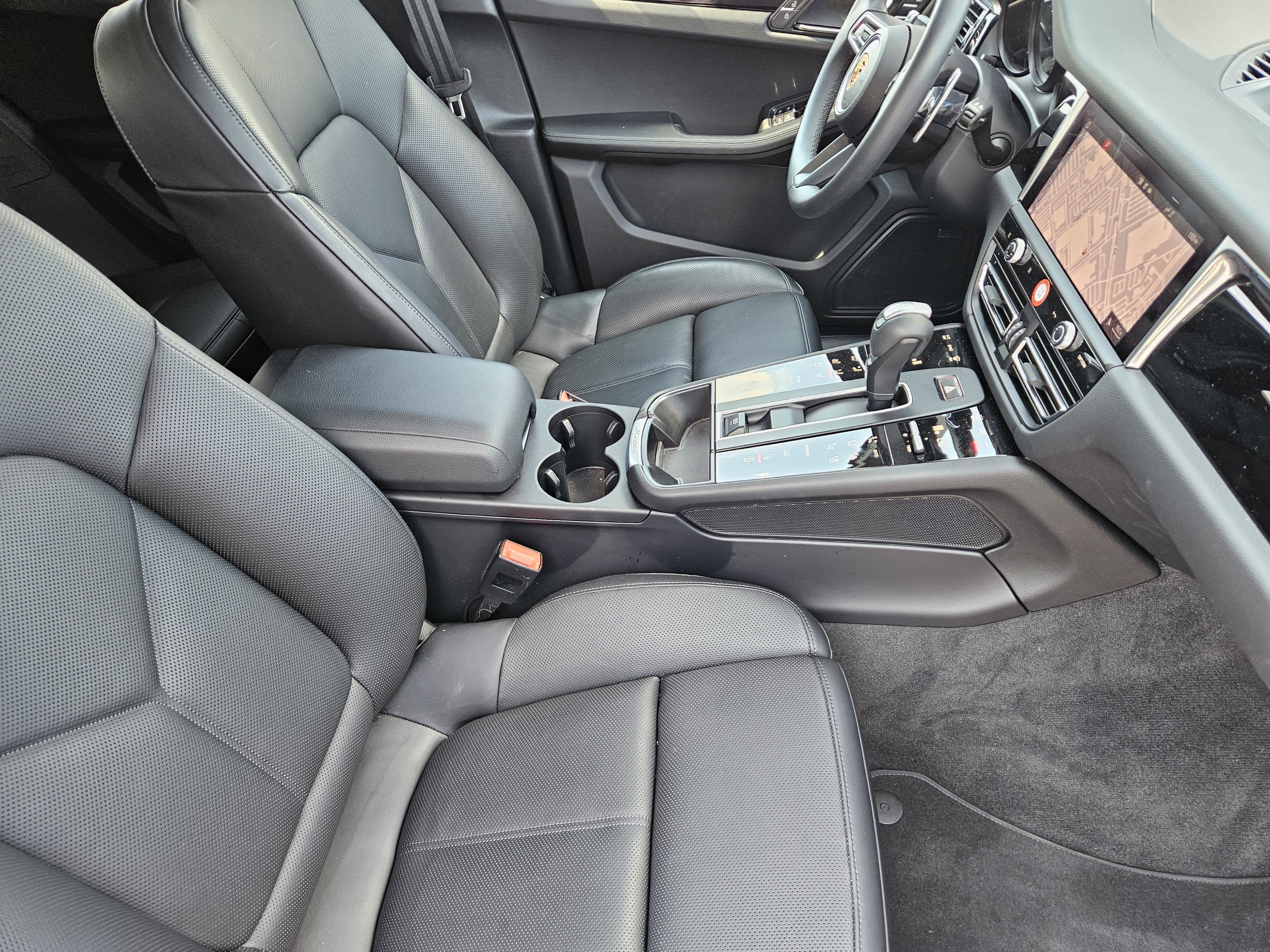 Certified 2026 Porsche Macan AWD/4WD image 15