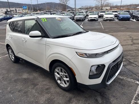 Certified 2022 Kia Soul S image 6