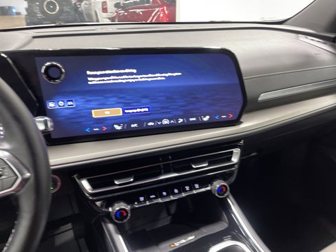Used 2025 Chevrolet Traverse LT FWD image 29