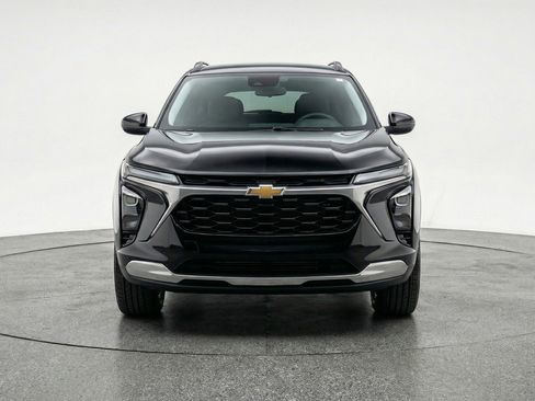 Used 2025 Chevrolet Trax LT image 2