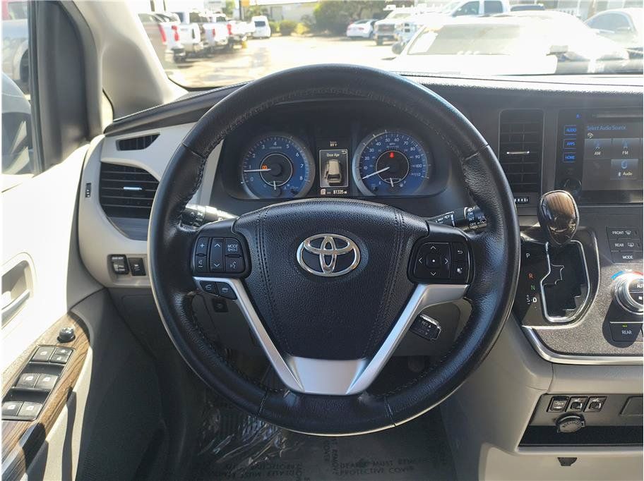 Used 2015 Toyota Sienna XLE FWD image 7