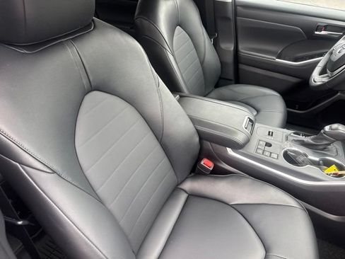 Used 2025 Toyota Highlander XLE FWD image 16