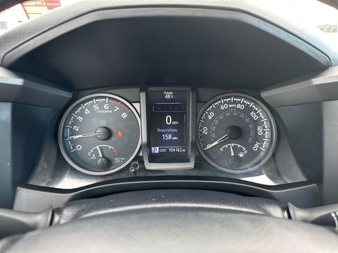 Used 2017 Toyota Tacoma TRD Off-Road image 2