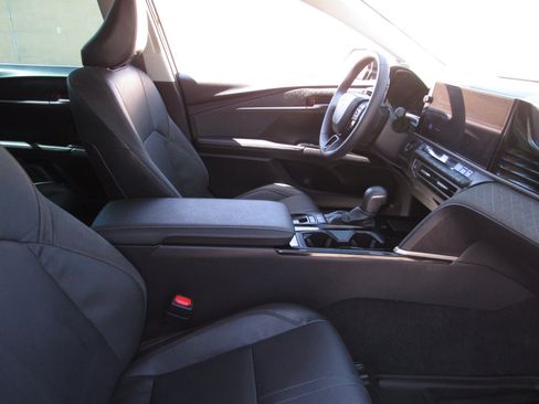 Used 2025 Toyota Camry XLE FWD image 8