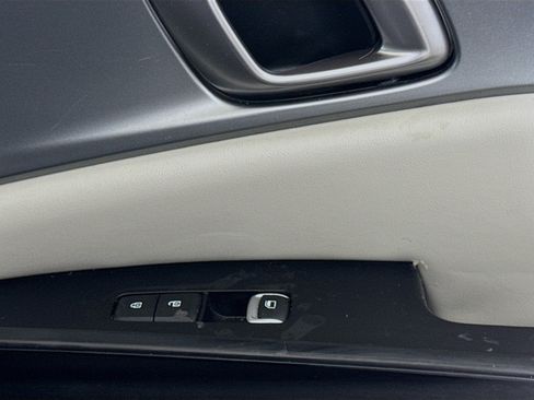 Used 2023 Kia Carnival LX FWD image 31