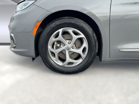 Used 2023 Chrysler Pacifica Limited image 11