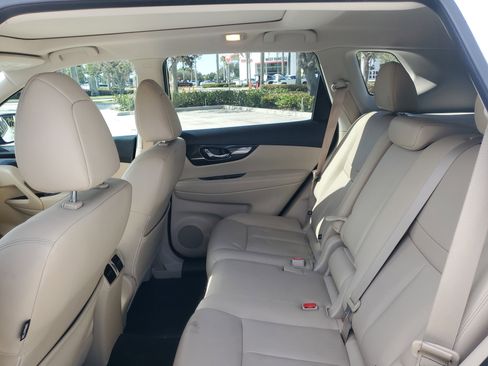 Used 2018 Nissan Rogue SL w/ Premium Package image 15