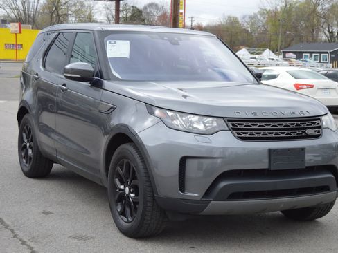 Used 2017 Land Rover Discovery SE image 2