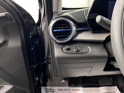 Used 2025 Chevrolet Trax LT image 28