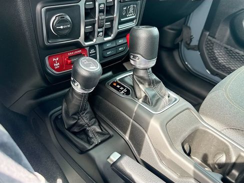Used 2026 Jeep Gladiator Sport AWD/4WD image 17