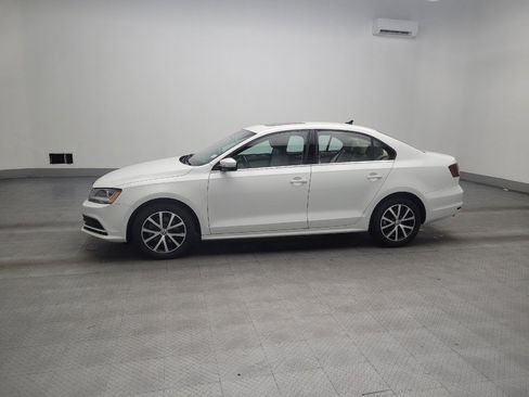Used 2017 Volkswagen Jetta SE image 2
