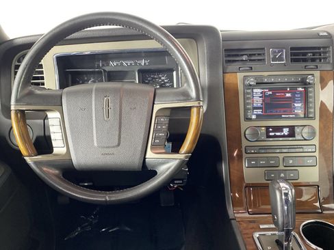 Used 2014 Lincoln Navigator 4WD image 18