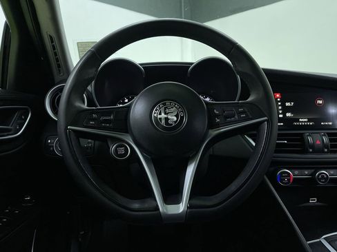 Used 2019 Alfa Romeo Giulia image 19
