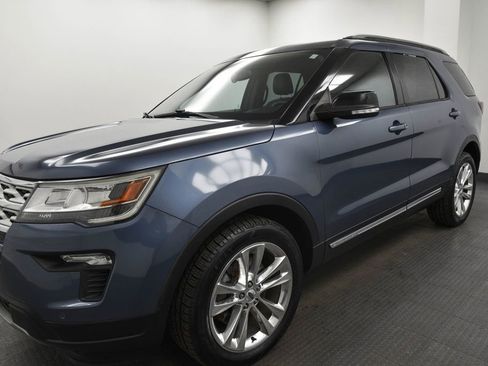 Used 2018 Ford Explorer XLT w/ Equipment Group 202A image 3