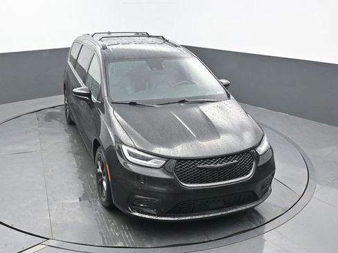 Used 2021 Chrysler Pacifica Touring-L w/ Uconnect Theater Family Group image 47
