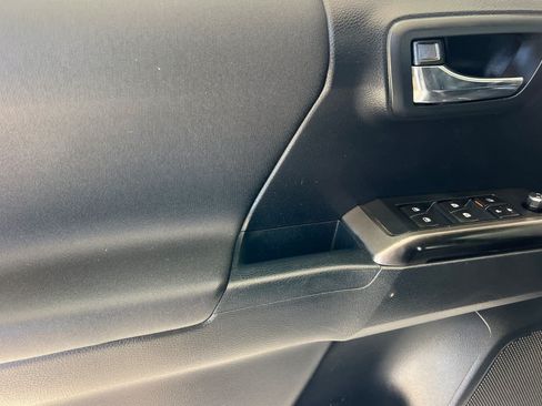 Used 2018 Toyota Tacoma TRD Off-Road w/ Technology Package RWD image 12
