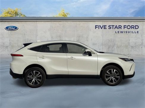 Used 2022 Toyota Venza LE image 4