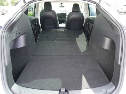 Used 2021 Tesla Model Y Long Range image 11