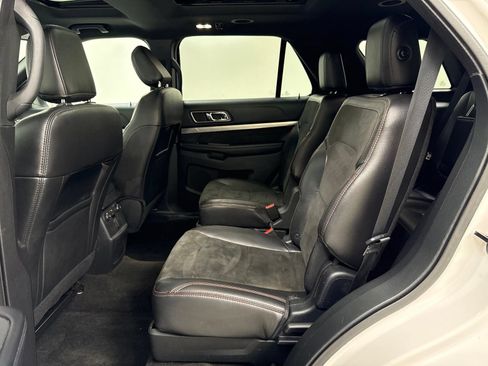 Used 2018 Ford Explorer XLT w/ Equipment Group 202A FWD image 17