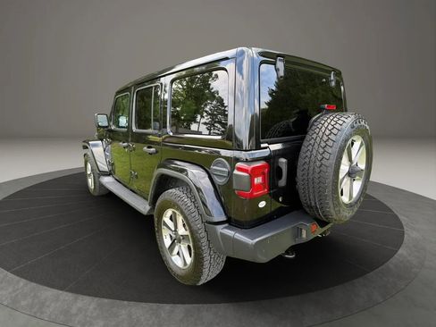 Used 2019 Jeep Wrangler Unlimited Sahara AWD/4WD image 3