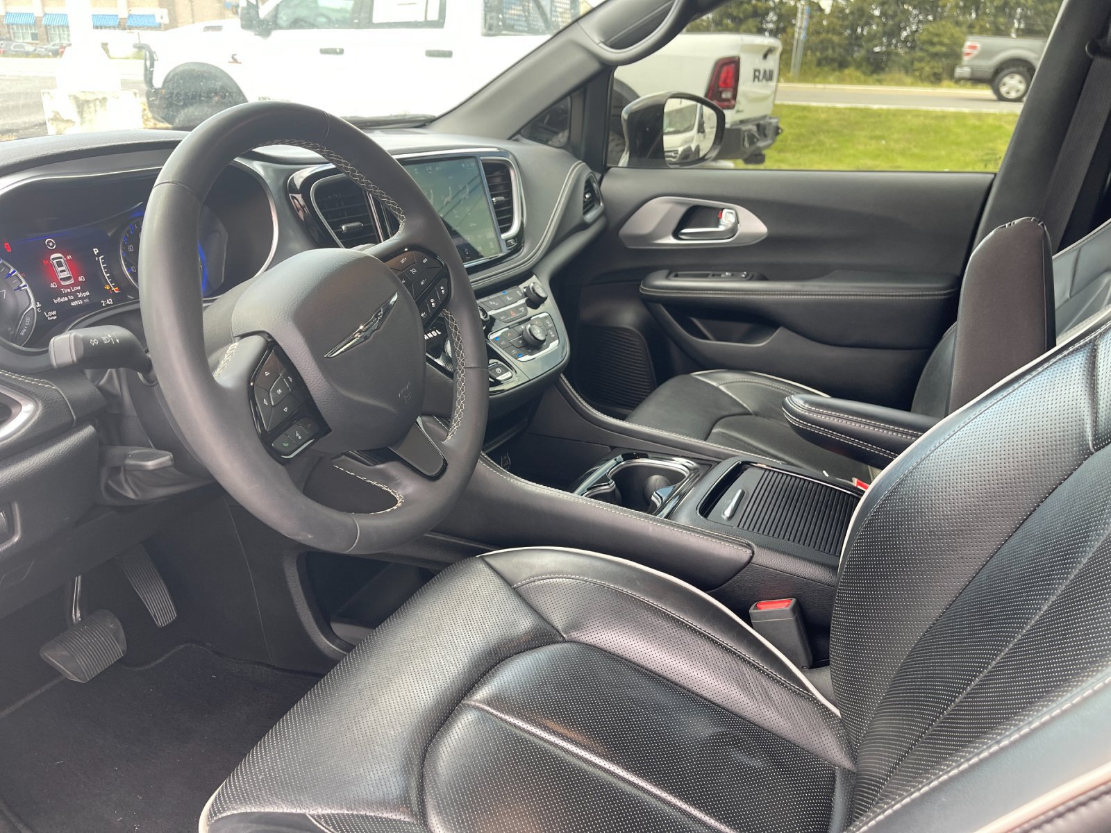 Used 2025 Chrysler Pacifica Limited FWD image 11