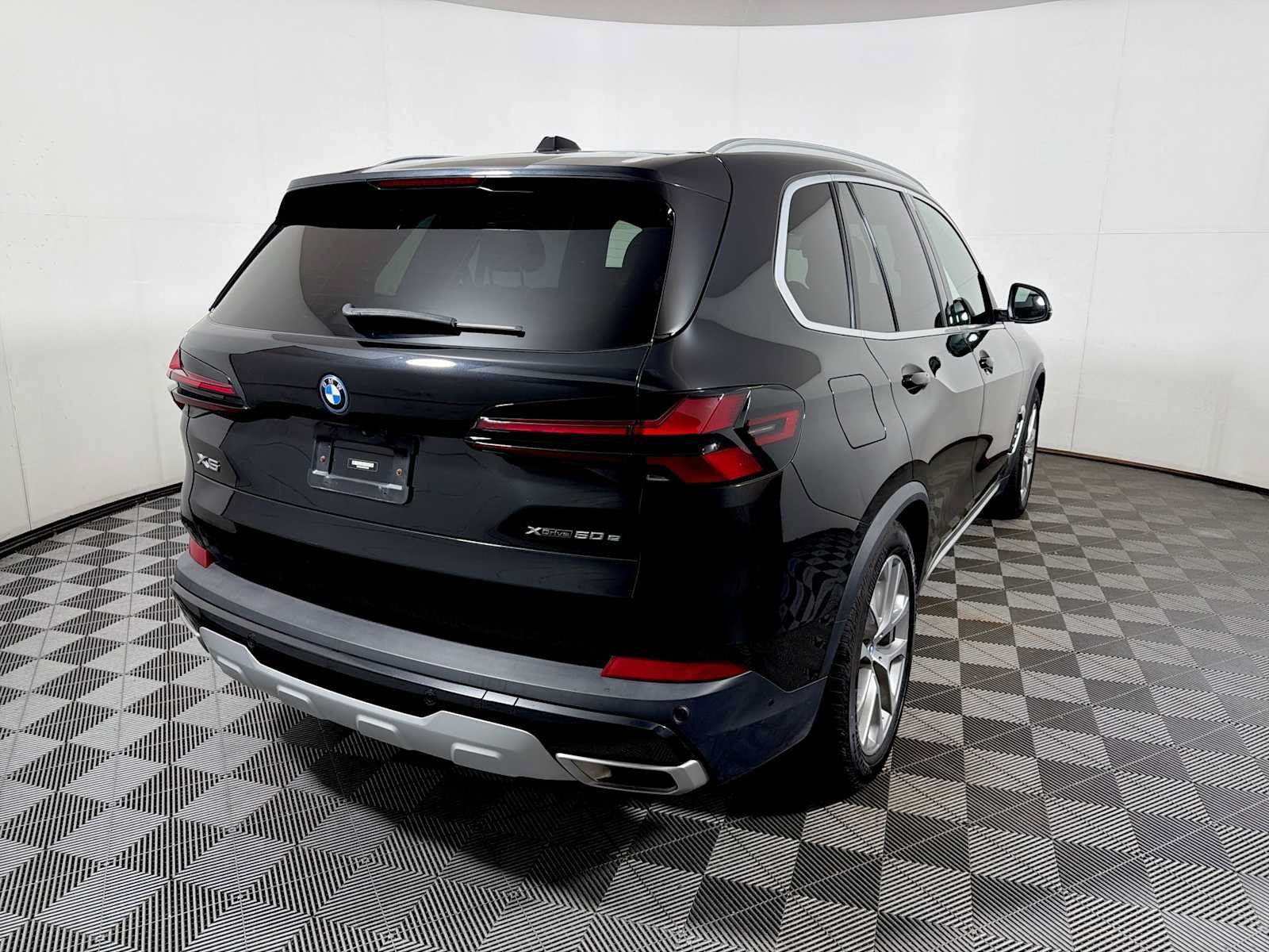 Used 2024 BMW X5 xDrive50e w/ Premium Package AWD/4WD image 6