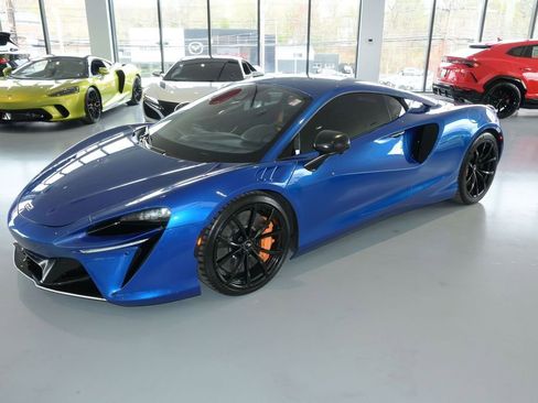 Used 2023 McLaren Artura RWD image 18