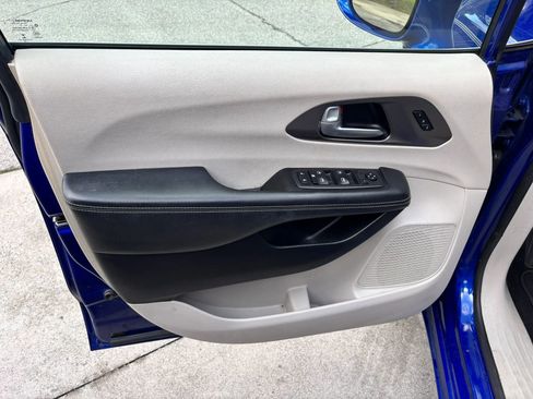 Used 2020 Chrysler Pacifica Touring-L FWD image 22